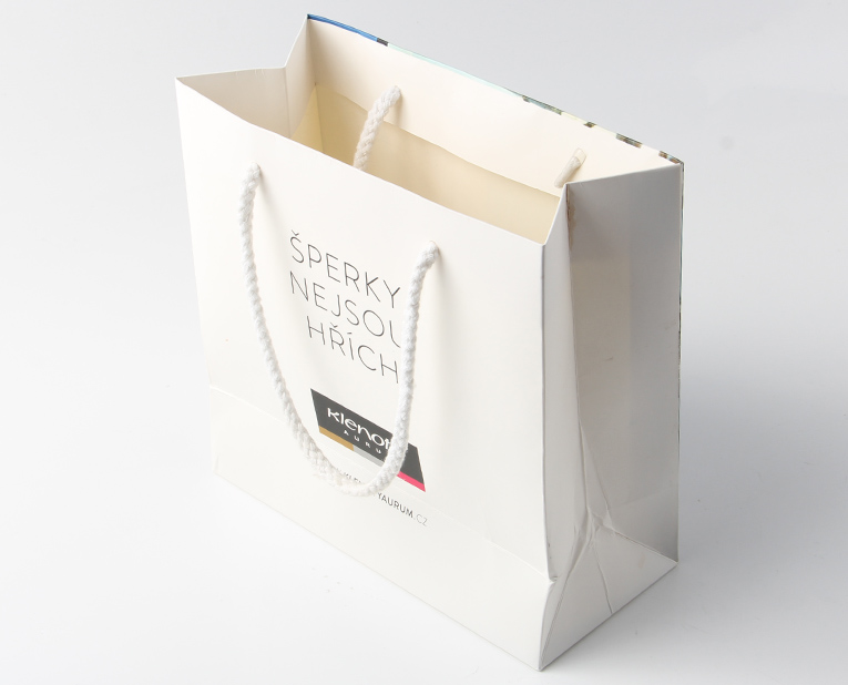 服裝紙袋制造商-廣州駿業(yè)包裝實(shí)業(yè)有限公司 服裝紙袋制造商