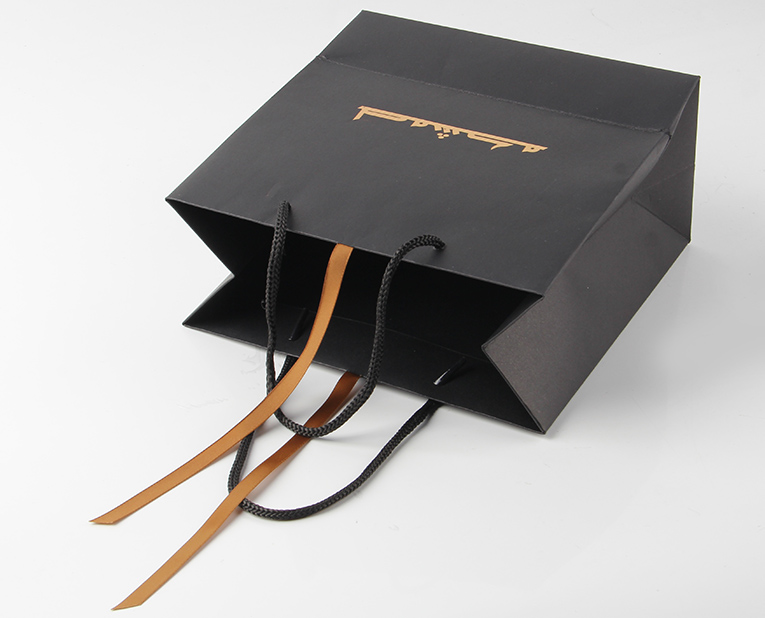 當(dāng)印品出現(xiàn)了劃痕皮具紙袋工廠是怎么一一排查出原因的？