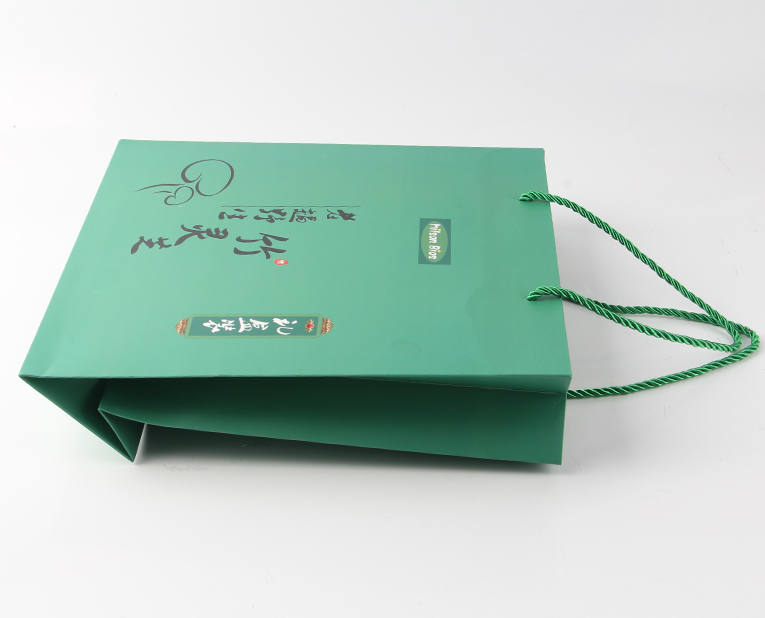 專業(yè)的手表紙袋訂做老師傅就連紙張PH值也會精準計算 專業(yè)的手表紙袋訂做老師傅就連紙張PH值也會精準計算