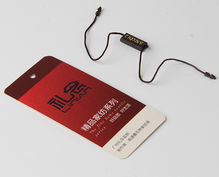 衣服吊牌在定做時(shí)出幺蛾子，制造商這樣做不懼怕劃痕