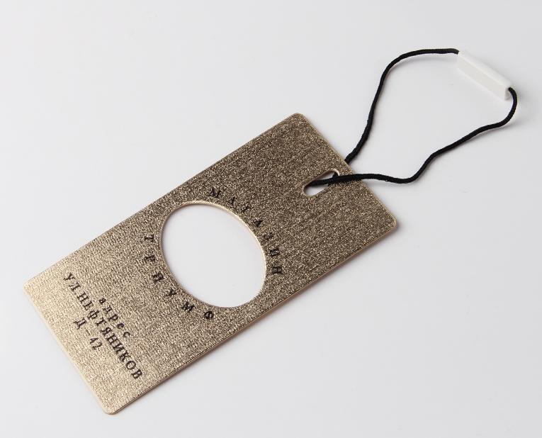 服裝吊牌的樣品和大貨顏色不同，廠家在生產(chǎn)時沒留意這1點