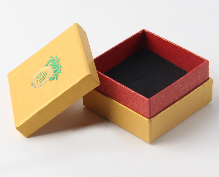 代表化妝品盒子廠家的老師傅，仔細(xì)比對(duì)3個(gè)小時(shí)，只為品質(zhì)