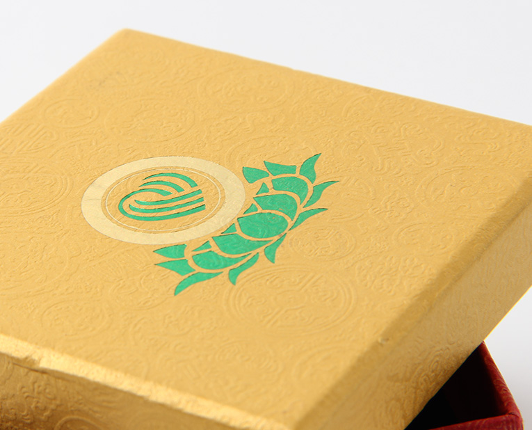 代表化妝品盒子廠家的老師傅，仔細(xì)比對(duì)3個(gè)小時(shí)，只為品質(zhì)