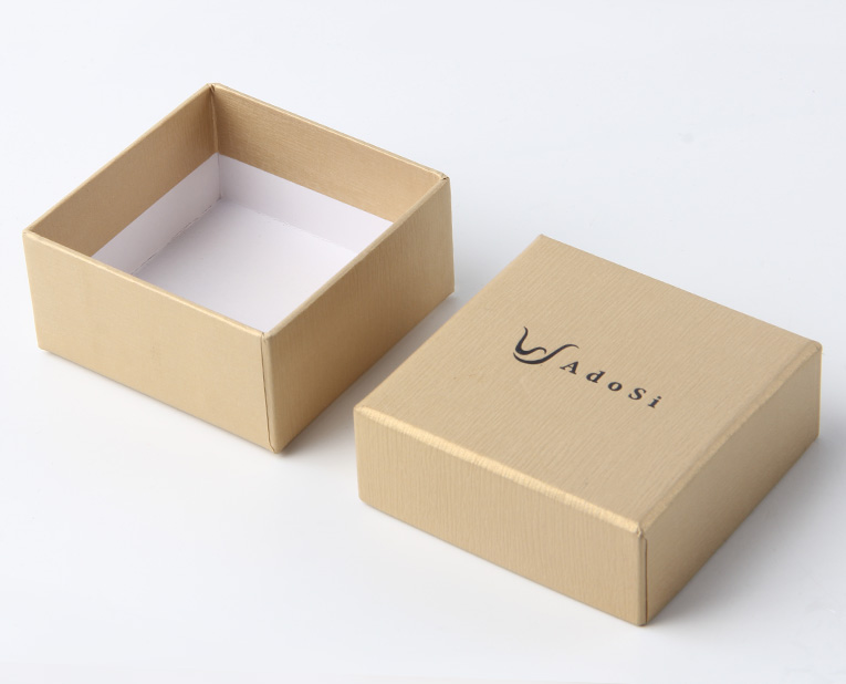 化妝品盒子的制造商師傅早上校對完顏色，下午還要處理橡皮布