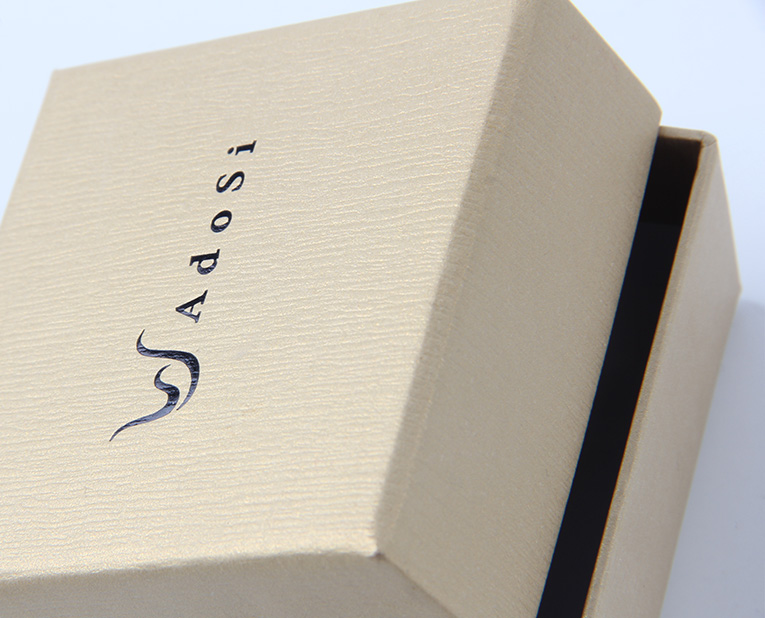 化妝品盒子的制造商師傅早上校對完顏色，下午還要處理橡皮布