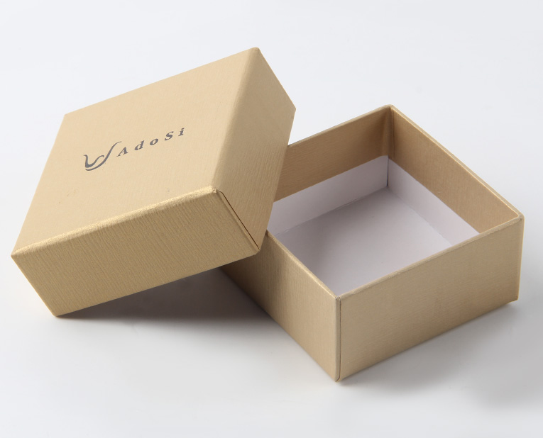 化妝品盒子的制造商師傅早上校對完顏色，下午還要處理橡皮布