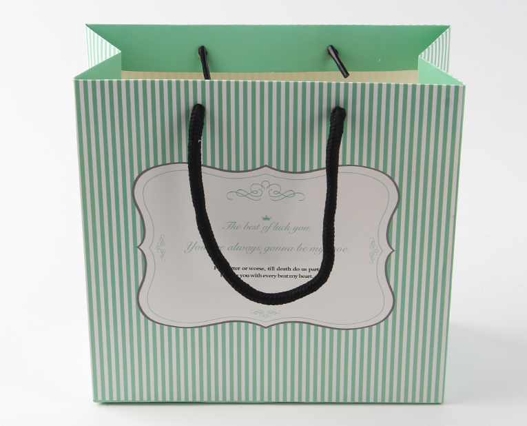 化妝品的包裝袋在訂做時必須區(qū)分清紅、白2種燥油