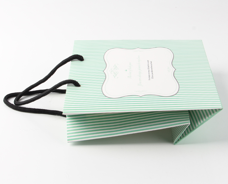 化妝品的包裝袋在訂做時必須區(qū)分清紅、白2種燥油