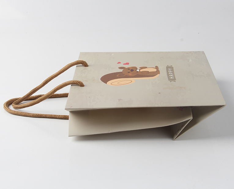 服裝紙袋在面對(duì)年底的訂做潮面前得理性、專業(yè)處理