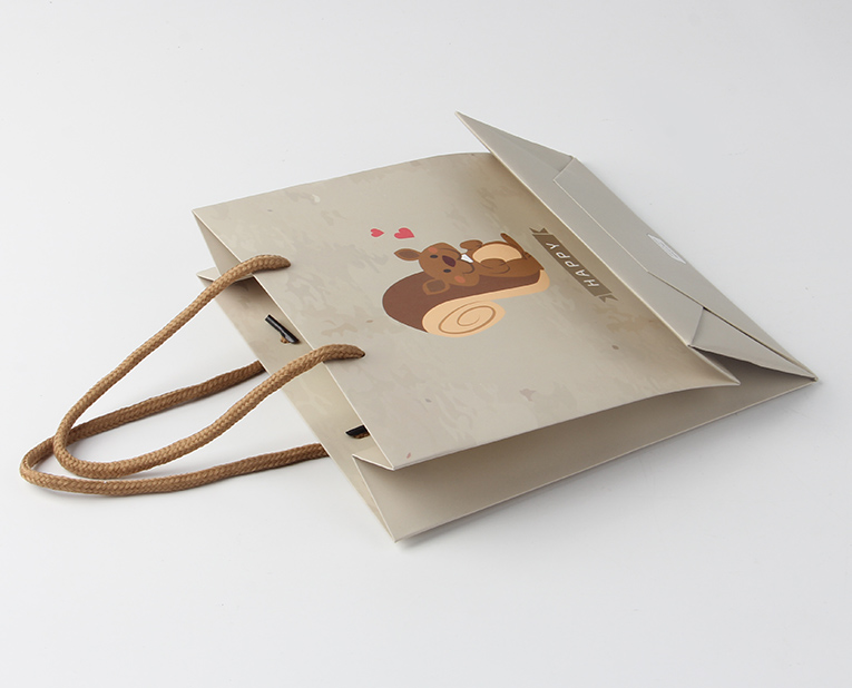 服裝紙袋在面對(duì)年底的訂做潮面前得理性、專業(yè)處理