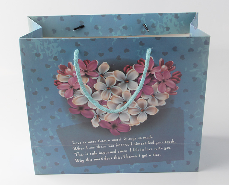 衣服的禮品袋在年底廠家?guī)煾狄ＷC黏度，需要很大功夫