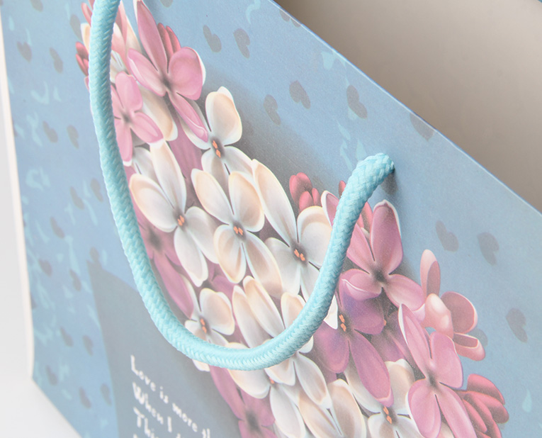 衣服的禮品袋在年底廠家?guī)煾狄ＷC黏度，需要很大功夫