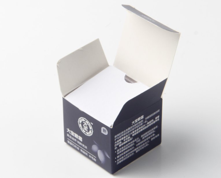 化妝品盒廠家的老師傅，為了讓工人早點放假，放出大招解決飛墨