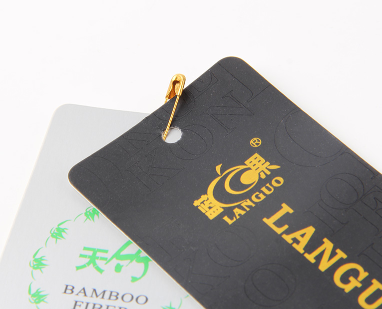 在選擇服裝紙牌定做工藝時，客人并不是最大的