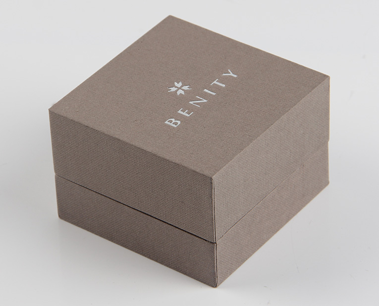 珠寶精裝盒廠寄過來的樣品，你得聽我的這樣檢查才行！