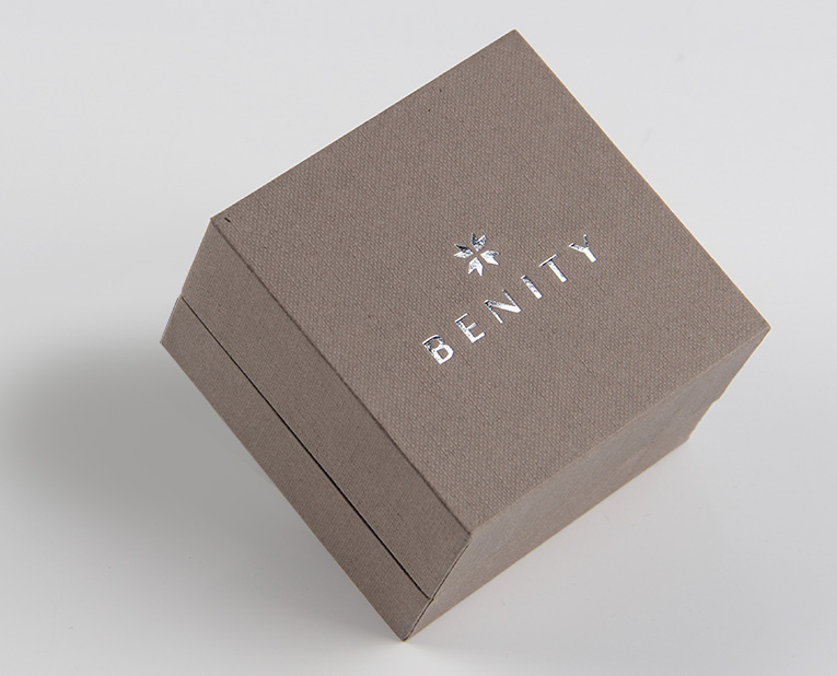 珠寶精裝盒廠寄過來的樣品，你得聽我的這樣檢查才行！