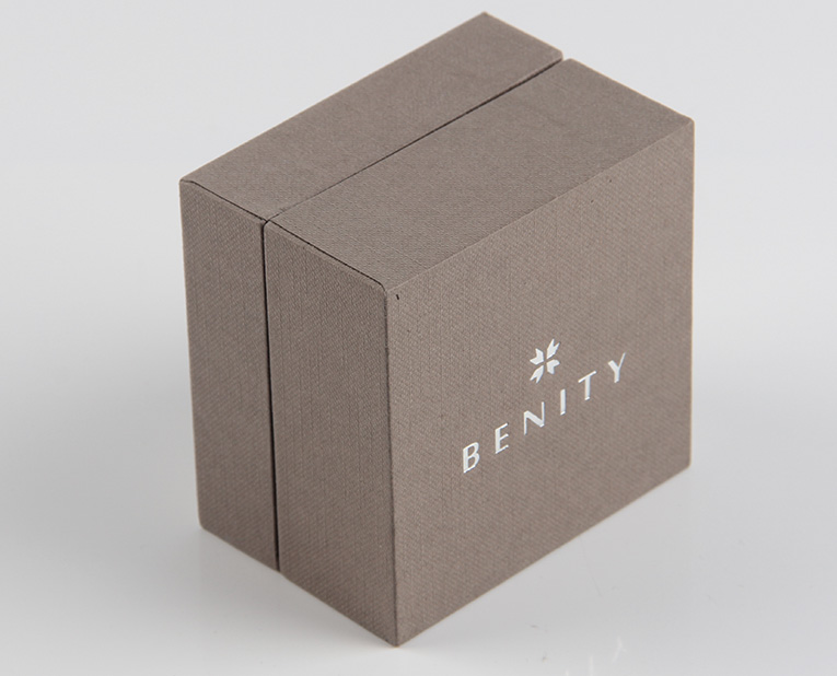 珠寶精裝盒廠寄過來的樣品，你得聽我的這樣檢查才行！