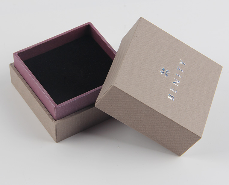 珠寶精裝盒廠寄過來的樣品，你得聽我的這樣檢查才行！