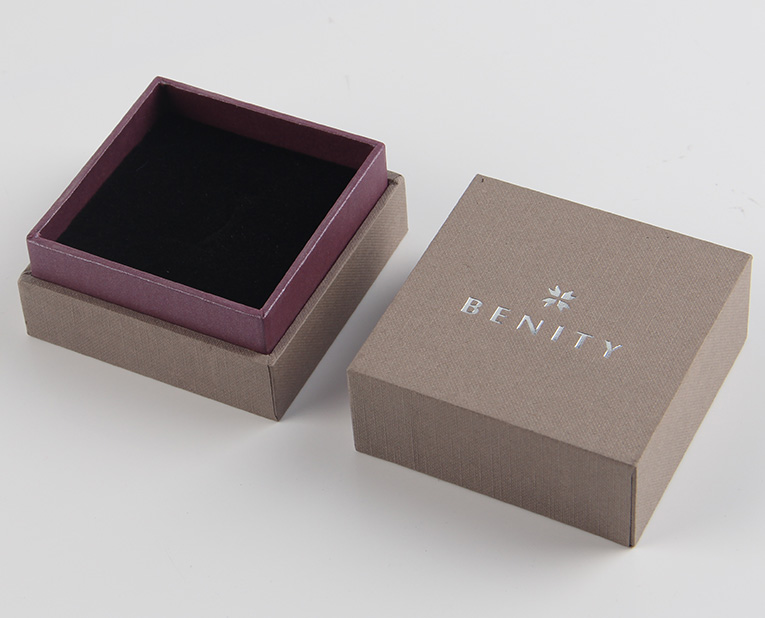 珠寶精裝盒廠寄過來的樣品，你得聽我的這樣檢查才行！