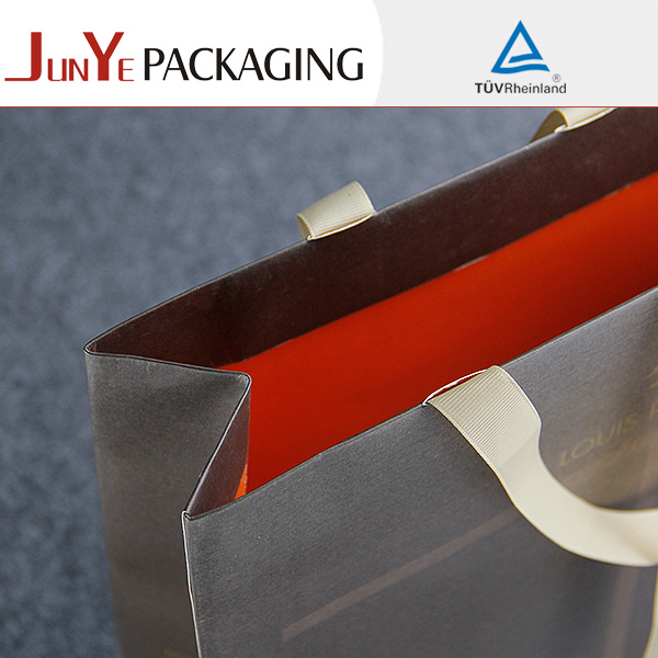 保健品想要在9月做出疊印的禮品袋那么工廠師傅這樣做就肯定是有實(shí)力的 保健品想要在9月做出疊印的禮品袋那么工廠師傅這樣做就肯定是有實(shí)力的